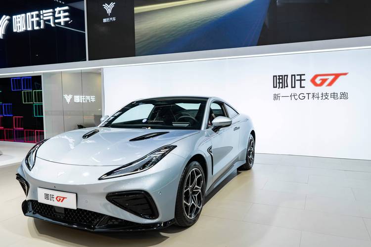 佛山298哪吒汽车在智能汽车领域的表现，领途汽车在新能源汽车市场中的影响力